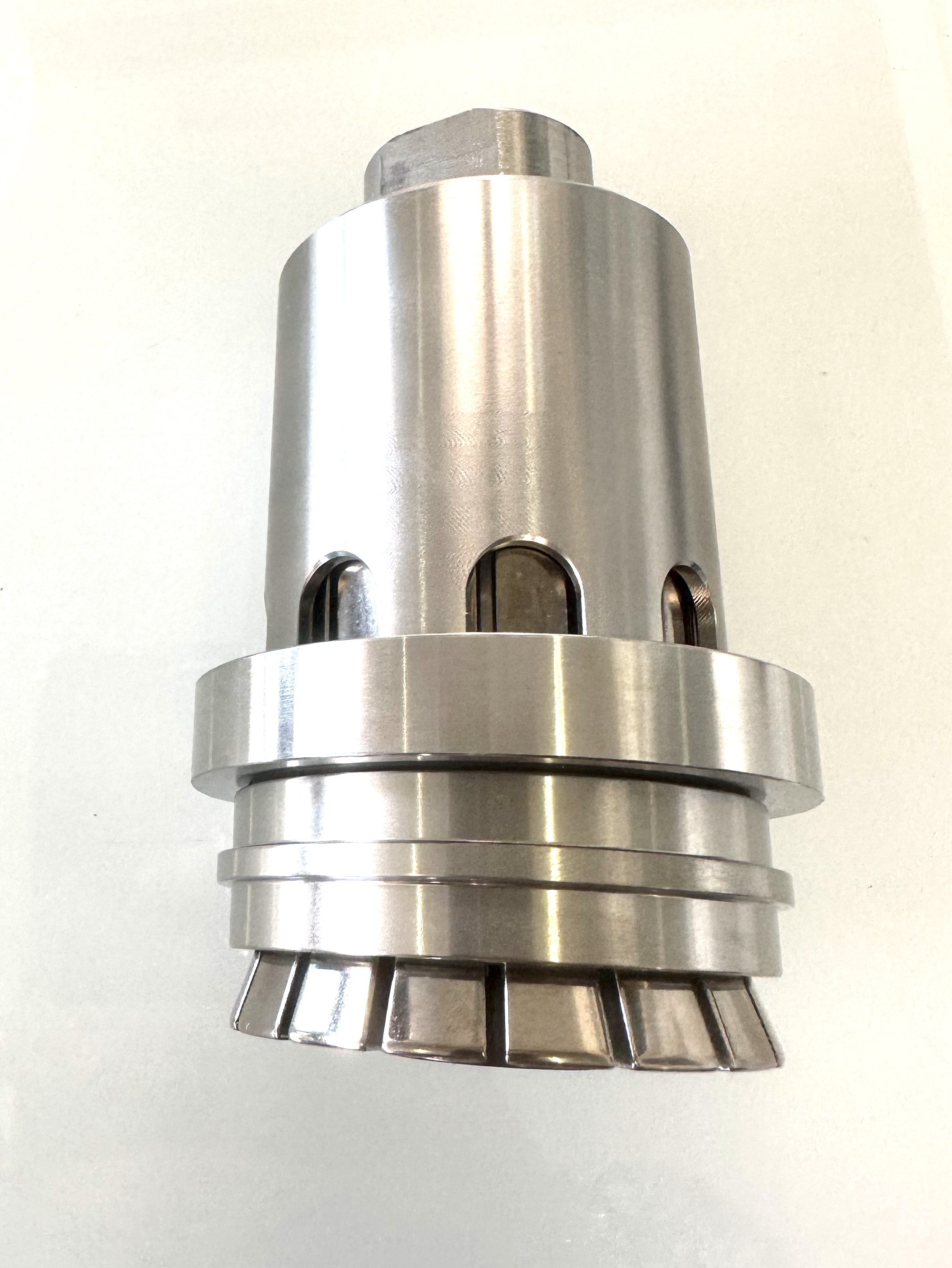 Closing head insert hygiene design