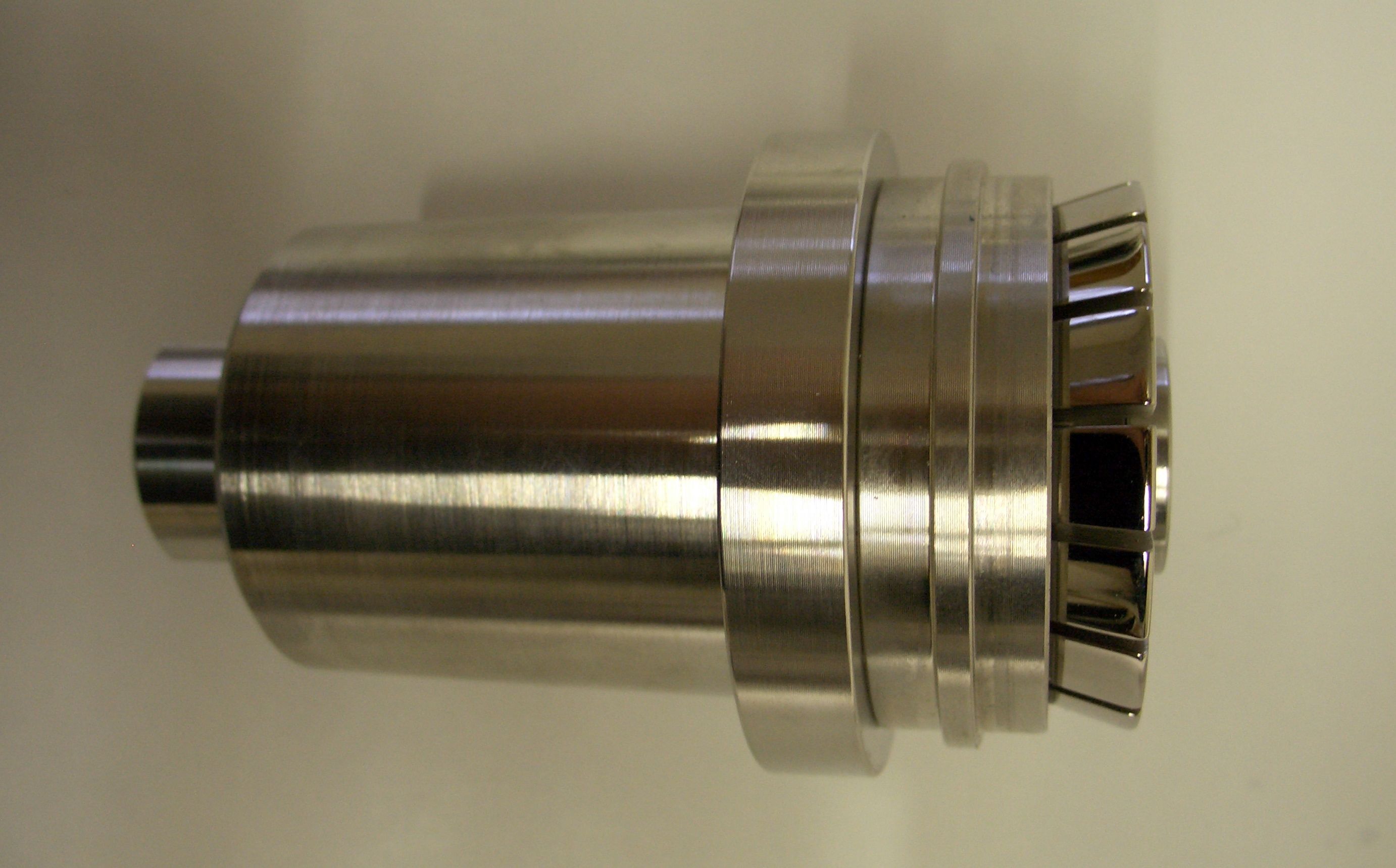 Closing head insert with rigid rings