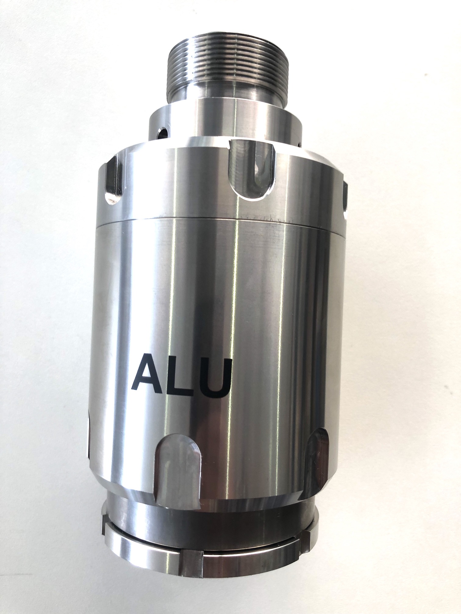 Closing head with compensation spring with sleeve for aluminium bottle